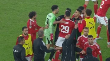 الاشتباك بين لاعبي الجيش الملكي والأهلي يثير جدلاً واسعاً (فيديو)